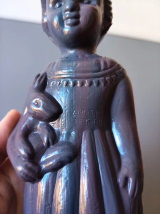Muñeca de plástico vintage con conejito