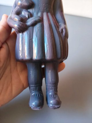 Muñeca de plástico vintage con conejito