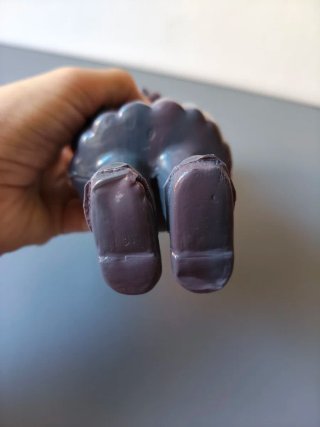Muñeca de plástico vintage con conejito