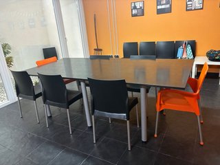 Mesa de comedor negra con vetas. Ideal para bodega