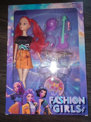 Boneca K-Pop Cabelo Vermelho com Acessórios