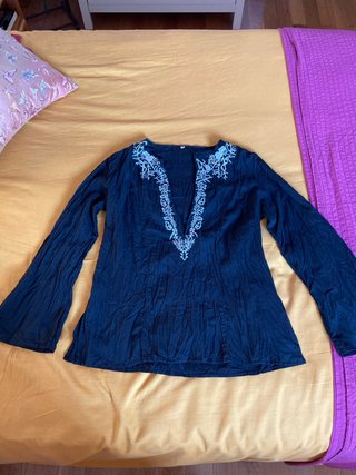 Camisola negra bordada Talla42?  yo diría 38