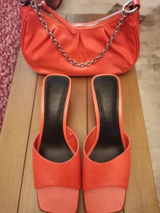 Bolso y sandalias naranja a juego