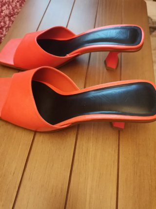 Bolso y sandalias naranja a juego