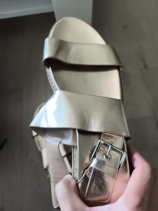 Chanclas Stradivarius doradas T.39
