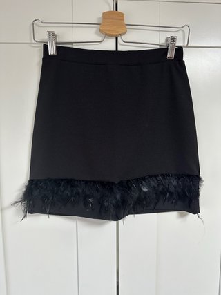 Falda negra con plumas