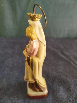 Antigua figura de la Virgen de Carmen. Olot.