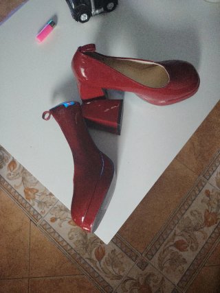 Zapatos de charol rojos