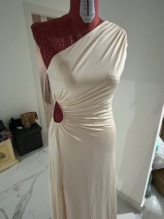 Abito lungo beige con cut-out