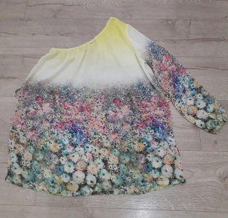 Blusa gasa con un hombro descubierto