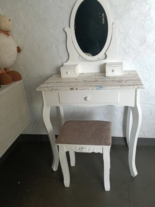 Tocador infantil blanco con espejo y taburete