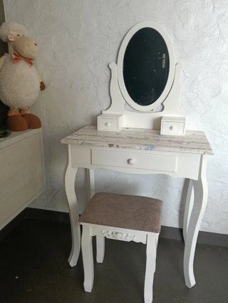 Tocador infantil blanco con espejo y taburete