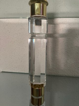 Estantería de cristal y metal dorada