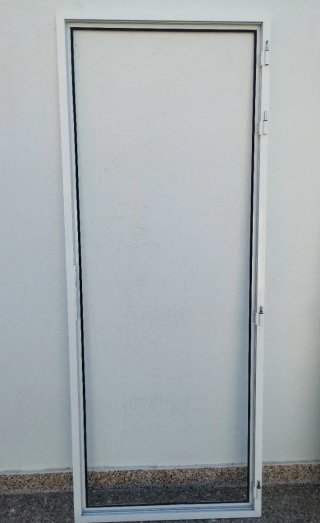 Puerta exterior aluminio blanca