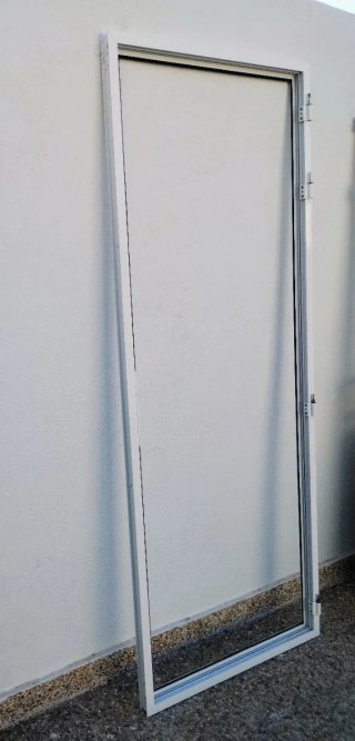 Puerta exterior aluminio blanca