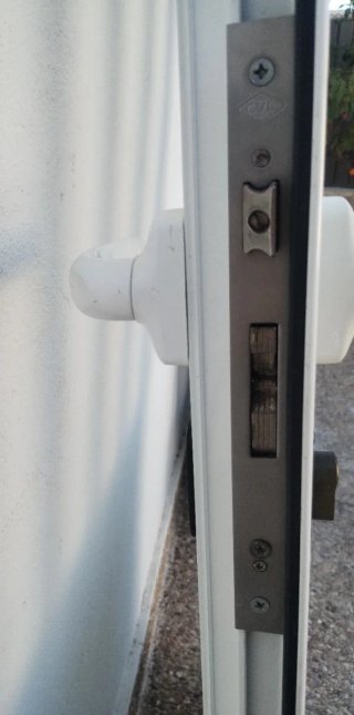 Puerta exterior aluminio blanca