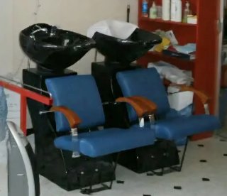 Lavabo peluquería con silla azul