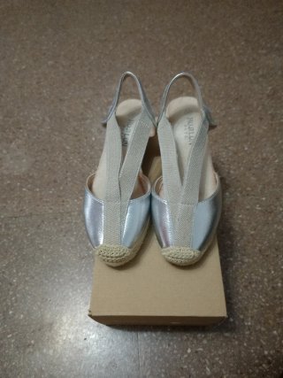 Sandalias plateadas estilo espadrille