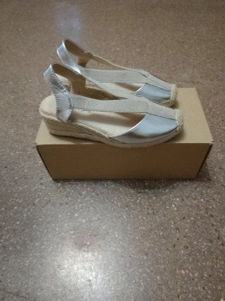 Sandalias plateadas estilo espadrille