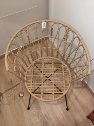 Silla de mimbre con patas metálicas