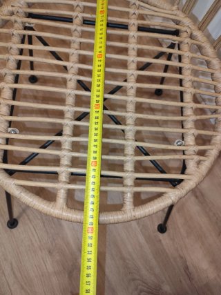 Silla de mimbre con patas metálicas