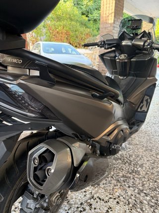 Kymco AK550 Maxi Scooter Gris