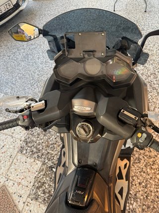Kymco AK550 Maxi Scooter Gris