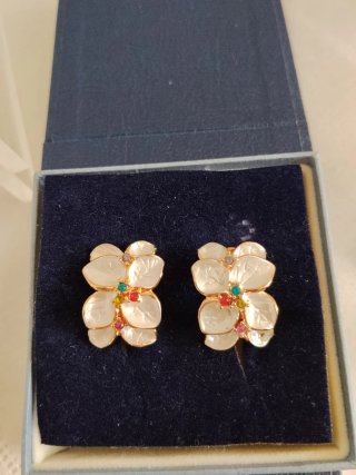 Pendientes pétalos ,      Cierre Omega