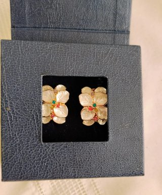 Pendientes pétalos ,      Cierre Omega