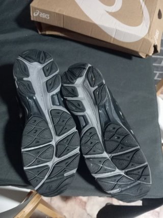 Zapatillas Asics Negras y Grises