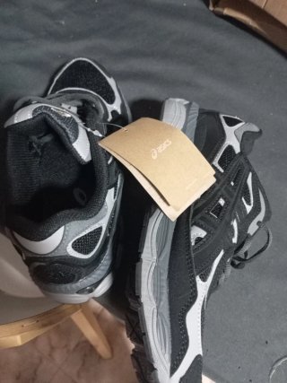 Zapatillas Asics Negras y Grises