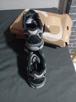 Zapatillas Asics Negras y Grises