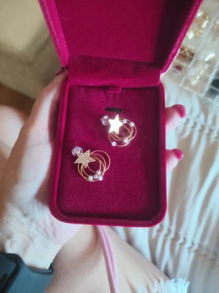 Pendientes dorados con estrellas y perlas