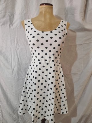Vestido blanco con lunares negros