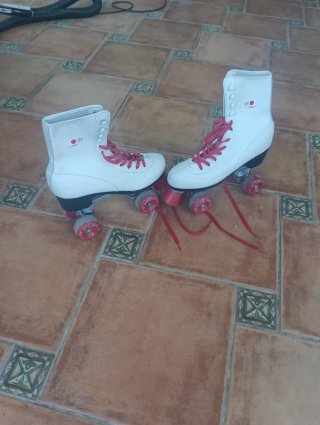 Patines de 4 ruedas blancos. Talla 42.