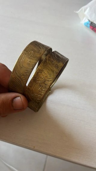 Brazaletes antiguos de Bronce dorado con leones
