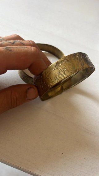 Brazaletes antiguos de Bronce dorado con leones