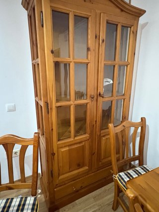 Conjunto mesa y 4 sillas + vitrina y mueble tv