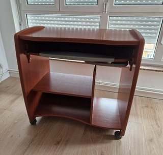Mesa de ordenador con ruedas