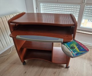 Mesa de ordenador con ruedas
