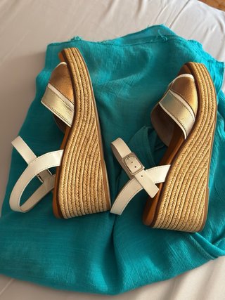 Sandalias cuña doradas y blancas T37.