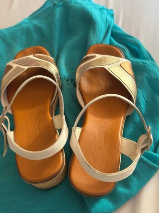 Sandalias cuña doradas y blancas T37.