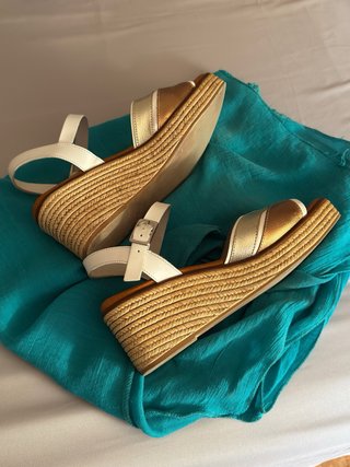 Sandalias cuña doradas y blancas T37.
