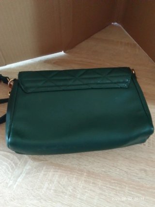 Bolso de mano Primark verde con cadena dorada