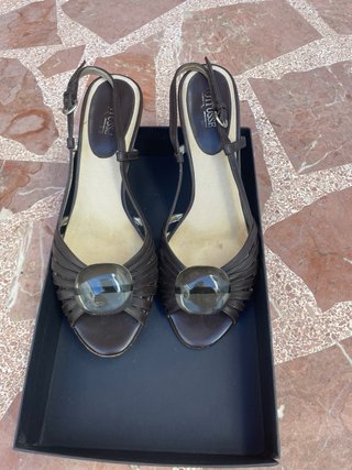 Sandalias Lotusse Marrones con Adorno