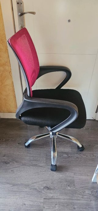 Silla de escritorio rosa y negra