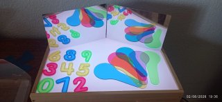 Caja de luz infantil con material manipulativo