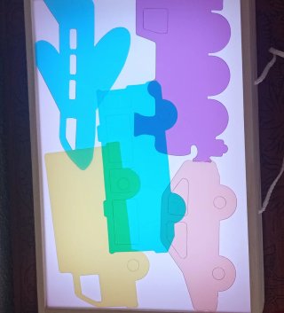 Caja de luz infantil con material manipulativo