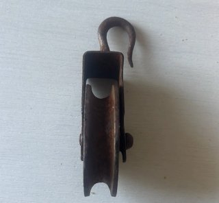 Polea antigua de hierro con gancho