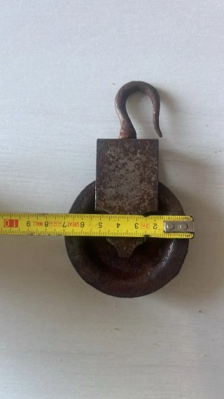 Polea antigua de hierro con gancho